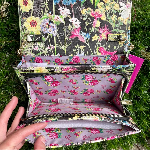 🌎2/$66~NWT Betsey Johnson Dani Floral Crossbody with Bow - Picture 9 of 14